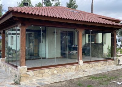 cerramientos con cortinas de cristal en porche rústico