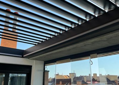 instalación de pérgola bioclimática en terraza con lamas orientables