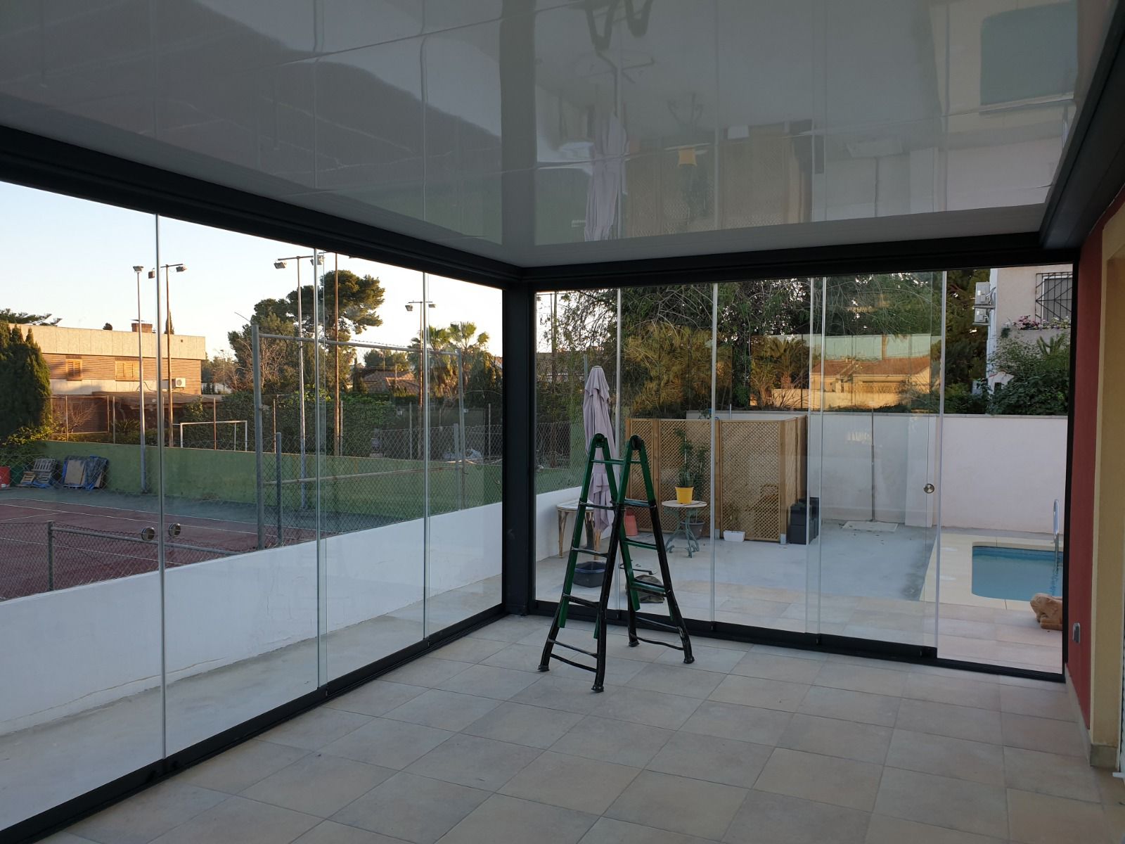 Trabajo real de instalación de cortinas de cristal por Acristala-T instalación de cortinas de cristal en cerramiento acristalado moderno