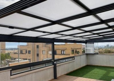 techos móviles y fijos instalados en terraza con cerramiento